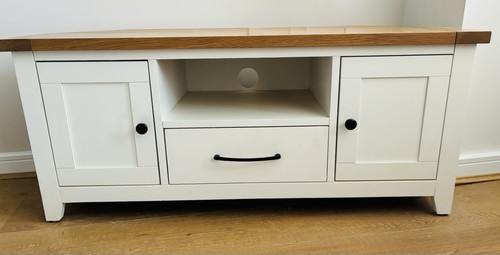 Thornley painted corner - corner, tv